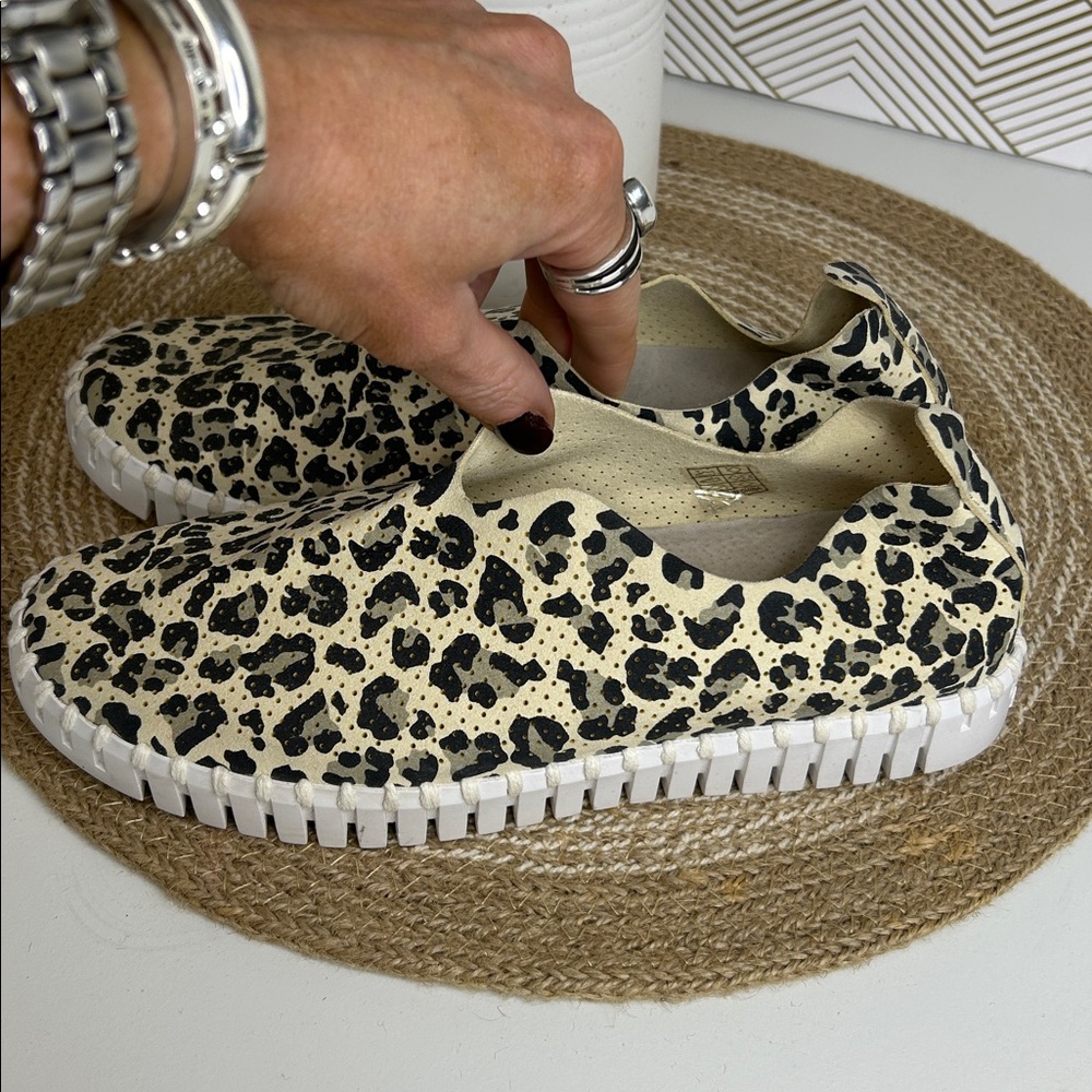 Like new—-Isle Jacobsen Tulip Leopard flats-size 37-7 - Picture 4 of 9